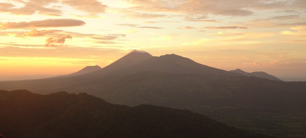 Nikaragva. Sunki kelionė, Leonas ir pirmieji ugnikalniai